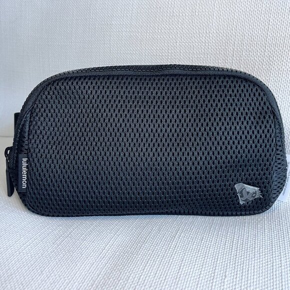 Lululemon Everywhere Belt Bag Knit Mesh Black NWT Crossbody Size 1L - Picture 2 of 5
